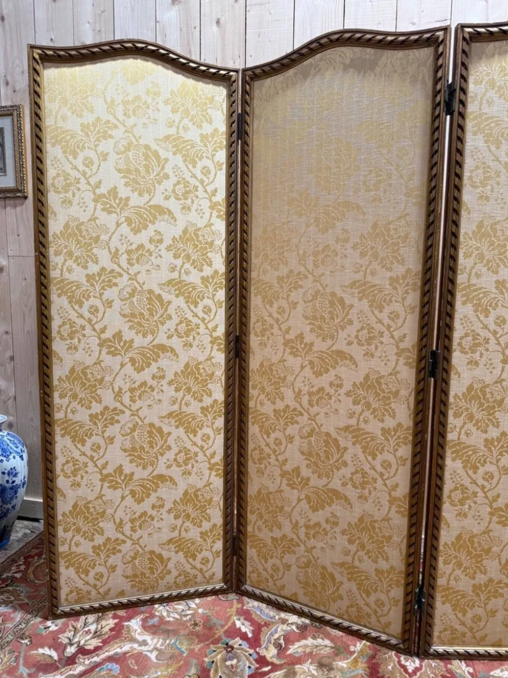 Paravent de style Louis XVI en soierie jaune et stuc doré