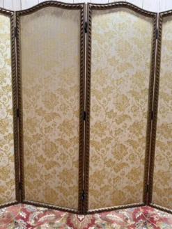 Paravent de style Louis XVI en soierie jaune et stuc doré