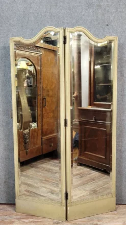 Paravent à deux feuilles en bois laqué crème et miroirs biseautés