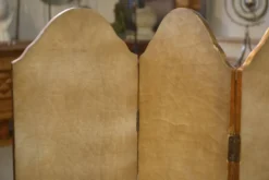 Paravent doré à la feuille peinture à l’huile à décor floral patine craquelée XIXème siècle