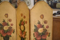 Paravent doré à la feuille peinture à l’huile à décor floral patine craquelée XIXème siècle