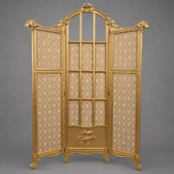Paravent en bois doré décoré dans le style Louis XVI, orné de têtes de bélier.