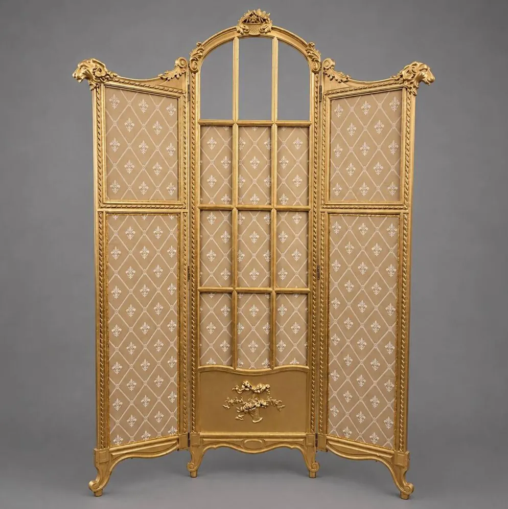 Paravent en bois doré décoré dans le style Louis XVI, orné de têtes de bélier.