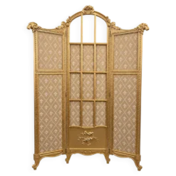 Paravent en bois doré décoré dans le style Louis XVI, orné de têtes de bélier.