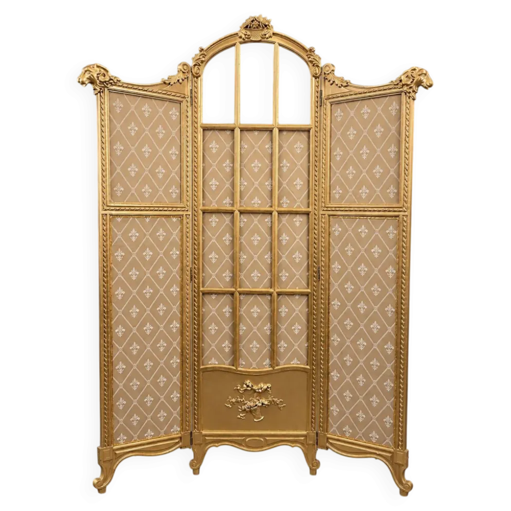 Paravent en bois doré décoré dans le style Louis XVI, orné de têtes de bélier.