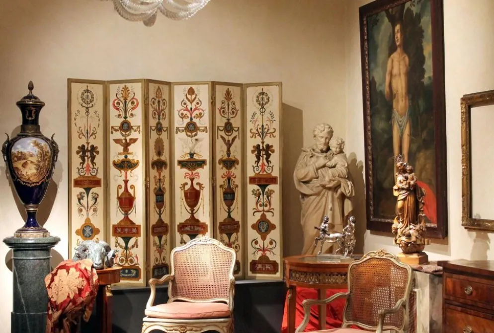 Paravent en bois peint à six panneaux italien du XIXe siècle dans un cadre en bronze doré.