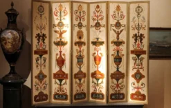 Paravent en bois peint à six panneaux italien du XIXe siècle dans un cadre en bronze doré.