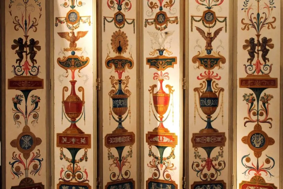 Paravent en bois peint à six panneaux italien du XIXe siècle dans un cadre en bronze doré.