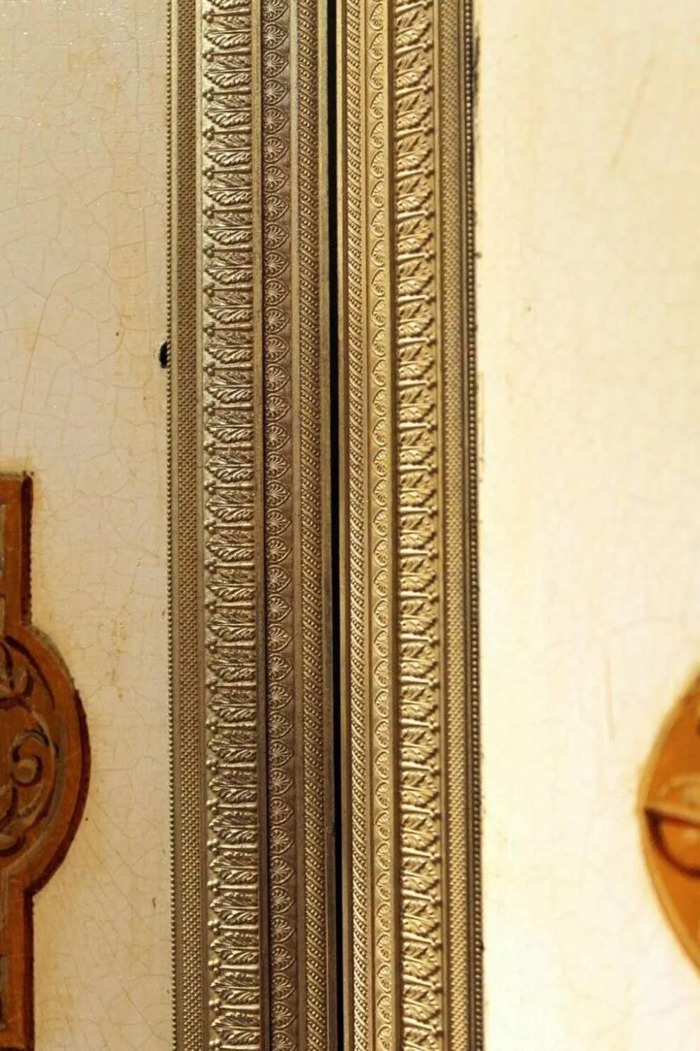 Paravent en bois peint à six panneaux italien du XIXe siècle dans un cadre en bronze doré.