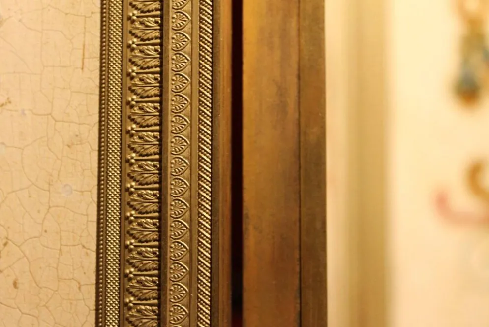Paravent en bois peint à six panneaux italien du XIXe siècle dans un cadre en bronze doré.