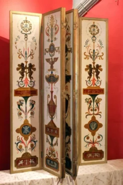 Paravent en bois peint à six panneaux italien du XIXe siècle dans un cadre en bronze doré.
