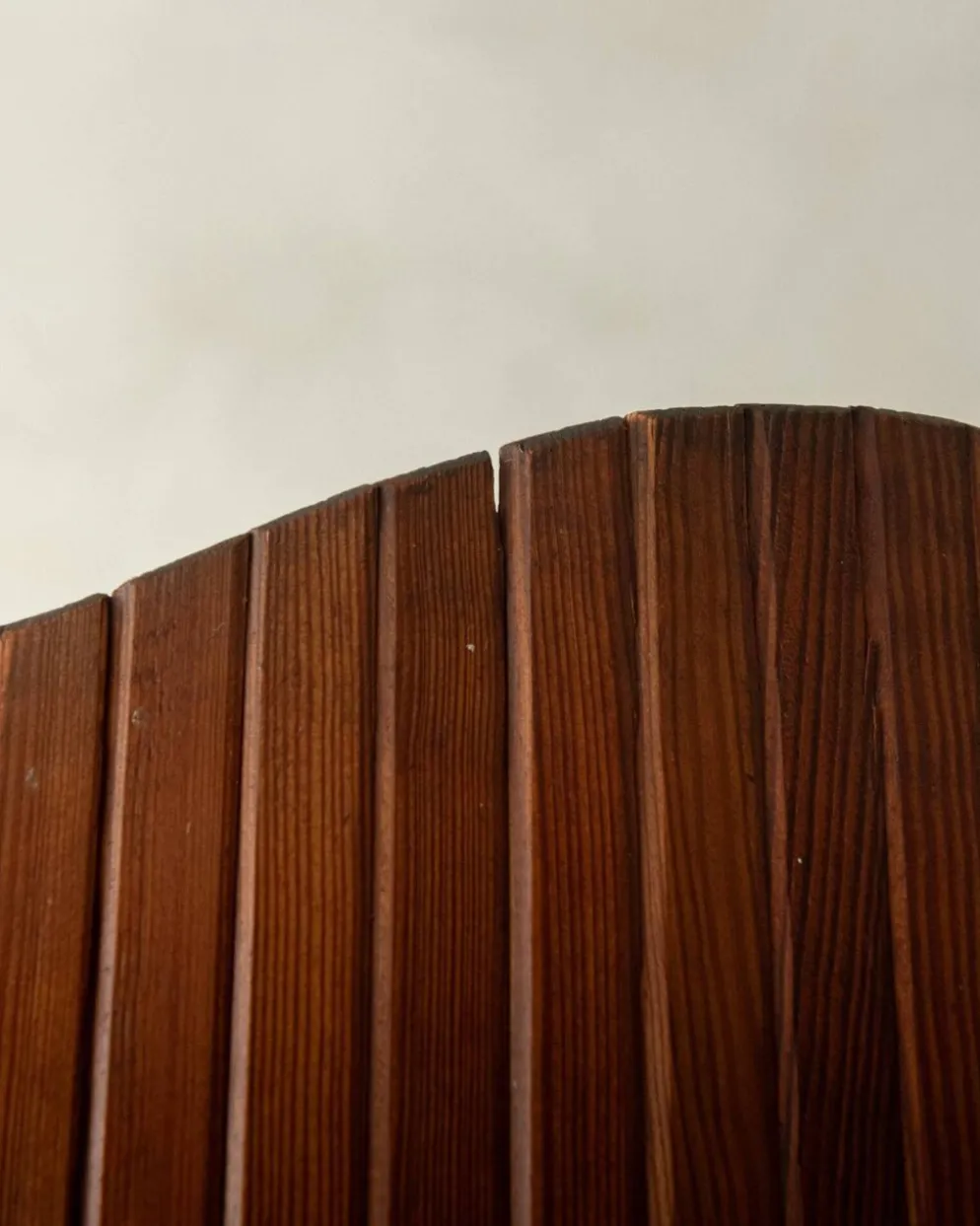 Paravent en pin patiné Art Déco par Jomain Baumann pour Baumann, France.