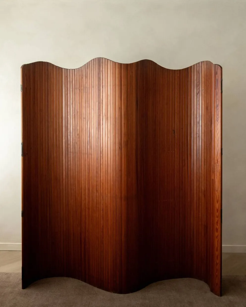 Paravent en pin patiné Art Déco par Jomain Baumann pour Baumann, France.