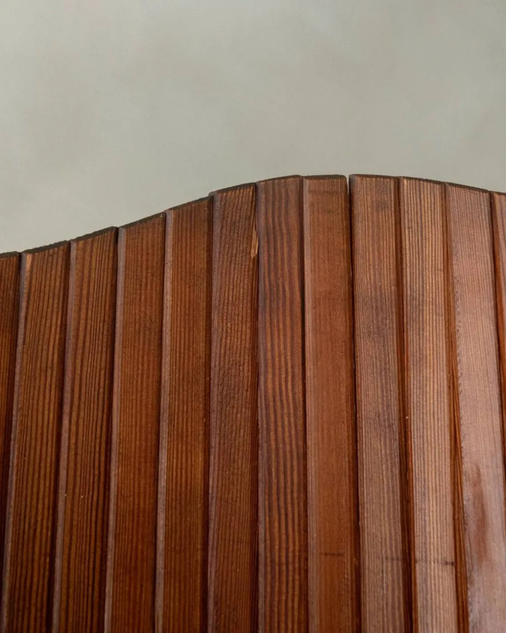 Paravent en pin patiné Art Déco par Jomain Baumann pour Baumann, France.