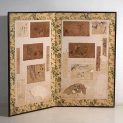 Paravent japonais ancien à deux feuilles avec collage de peintures – Japon, vers 1900