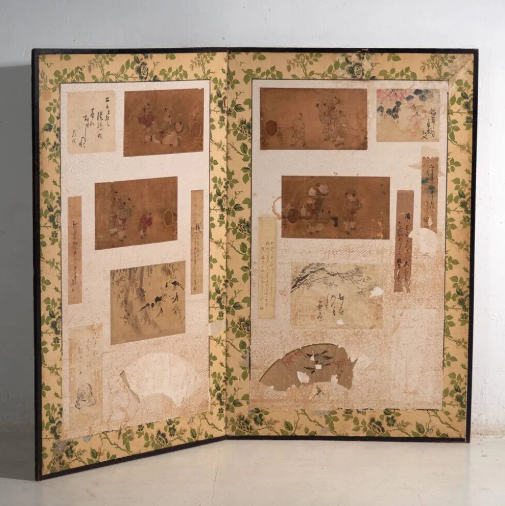 Paravent japonais ancien à deux feuilles avec collage de peintures – Japon, vers 1900