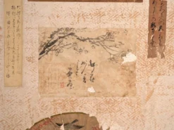 Paravent japonais ancien à deux feuilles avec collage de peintures – Japon, vers 1900