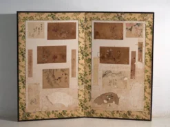 Paravent japonais ancien à deux feuilles avec collage de peintures – Japon, vers 1900