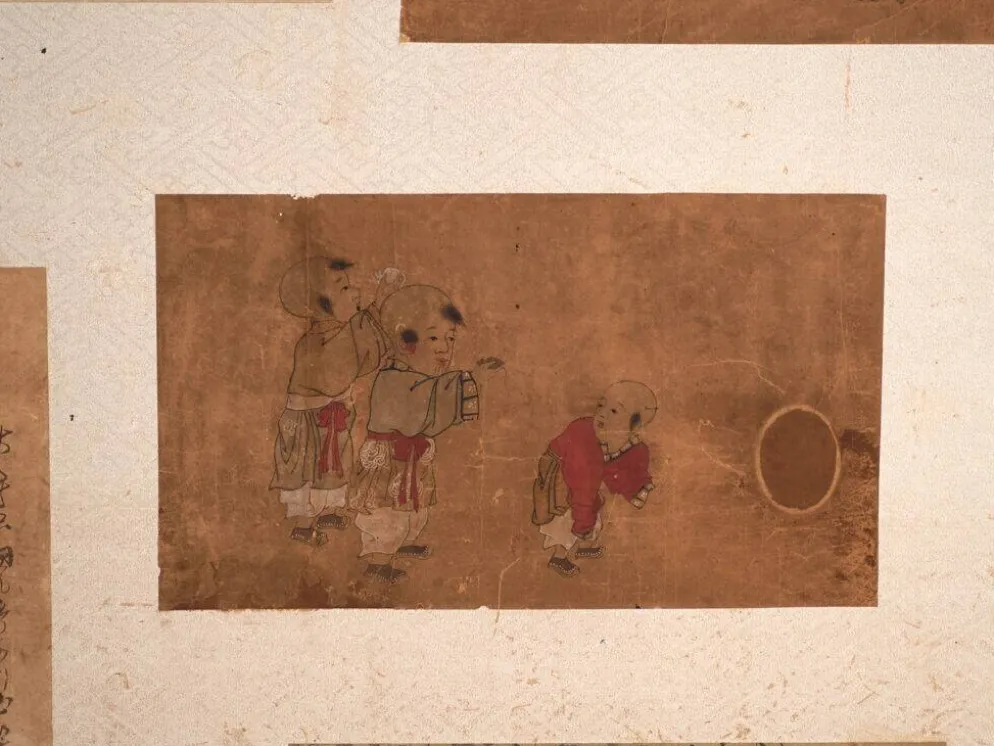 Paravent japonais ancien à deux feuilles avec collage de peintures – Japon, vers 1900