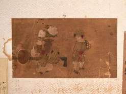 Paravent japonais ancien à deux feuilles avec collage de peintures – Japon, vers 1900