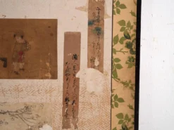Paravent japonais ancien à deux feuilles avec collage de peintures – Japon, vers 1900