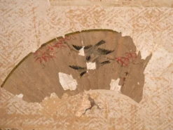Paravent japonais ancien à deux feuilles avec collage de peintures – Japon, vers 1900