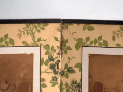 Paravent japonais ancien à deux feuilles avec collage de peintures – Japon, vers 1900