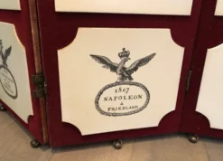 Paravent Napoléonien dans le goût Fornasetti, en velours rouge et imprimé
