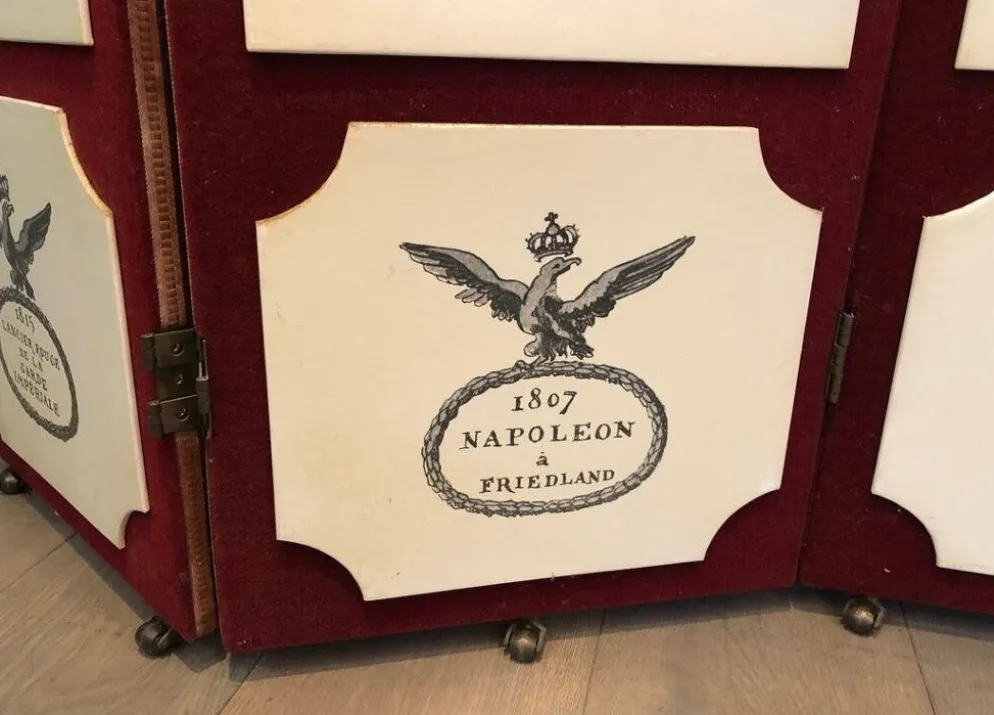 Paravent Napoléonien dans le goût Fornasetti, en velours rouge et imprimé