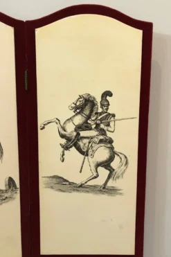 Paravent Napoléonien dans le goût Fornasetti, en velours rouge et imprimé
