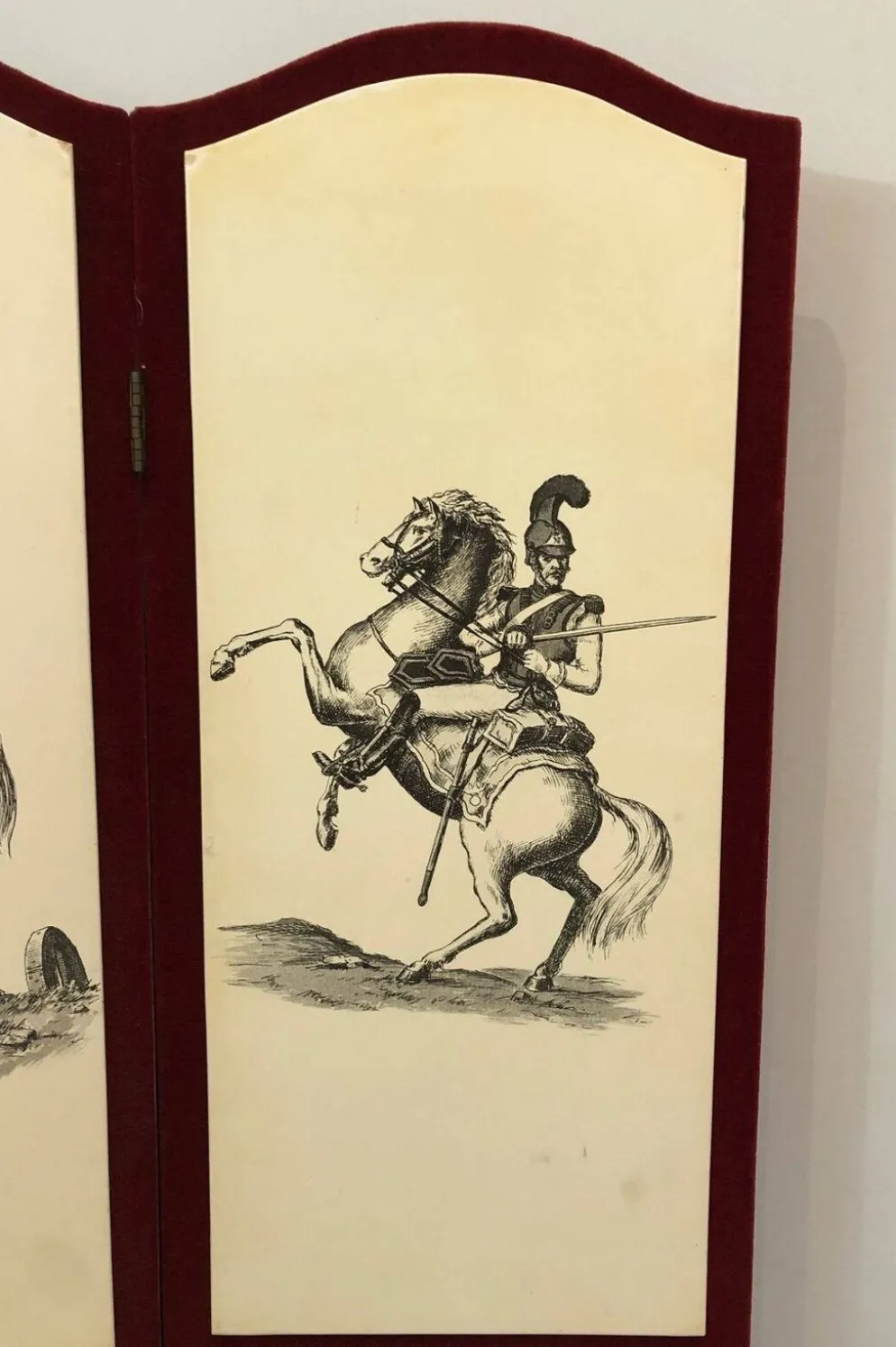 Paravent Napoléonien dans le goût Fornasetti, en velours rouge et imprimé