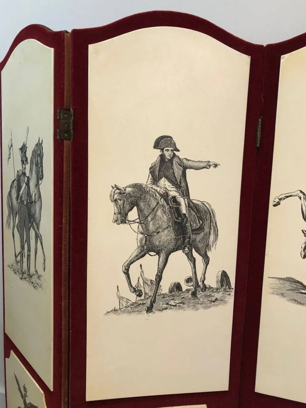 Paravent Napoléonien dans le goût Fornasetti, en velours rouge et imprimé