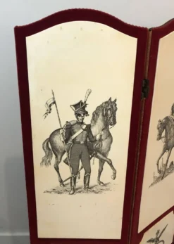 Paravent Napoléonien dans le goût Fornasetti, en velours rouge et imprimé