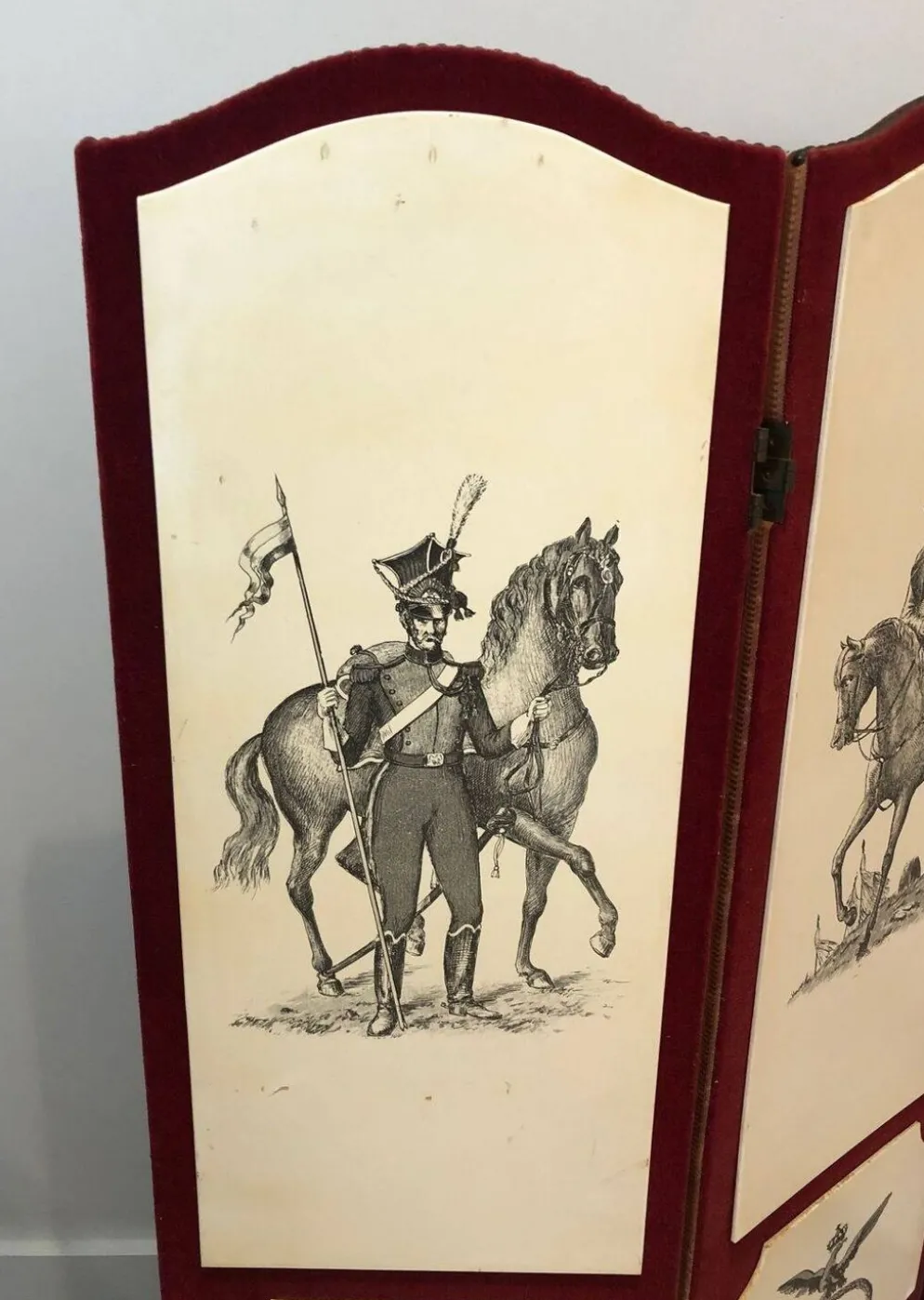 Paravent Napoléonien dans le goût Fornasetti, en velours rouge et imprimé