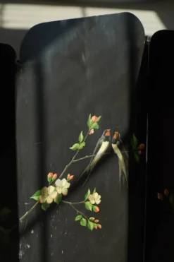 Paravent pliant en fer peint à la main, représentant des oiseaux et des fleurs, milieu du XXe siècle