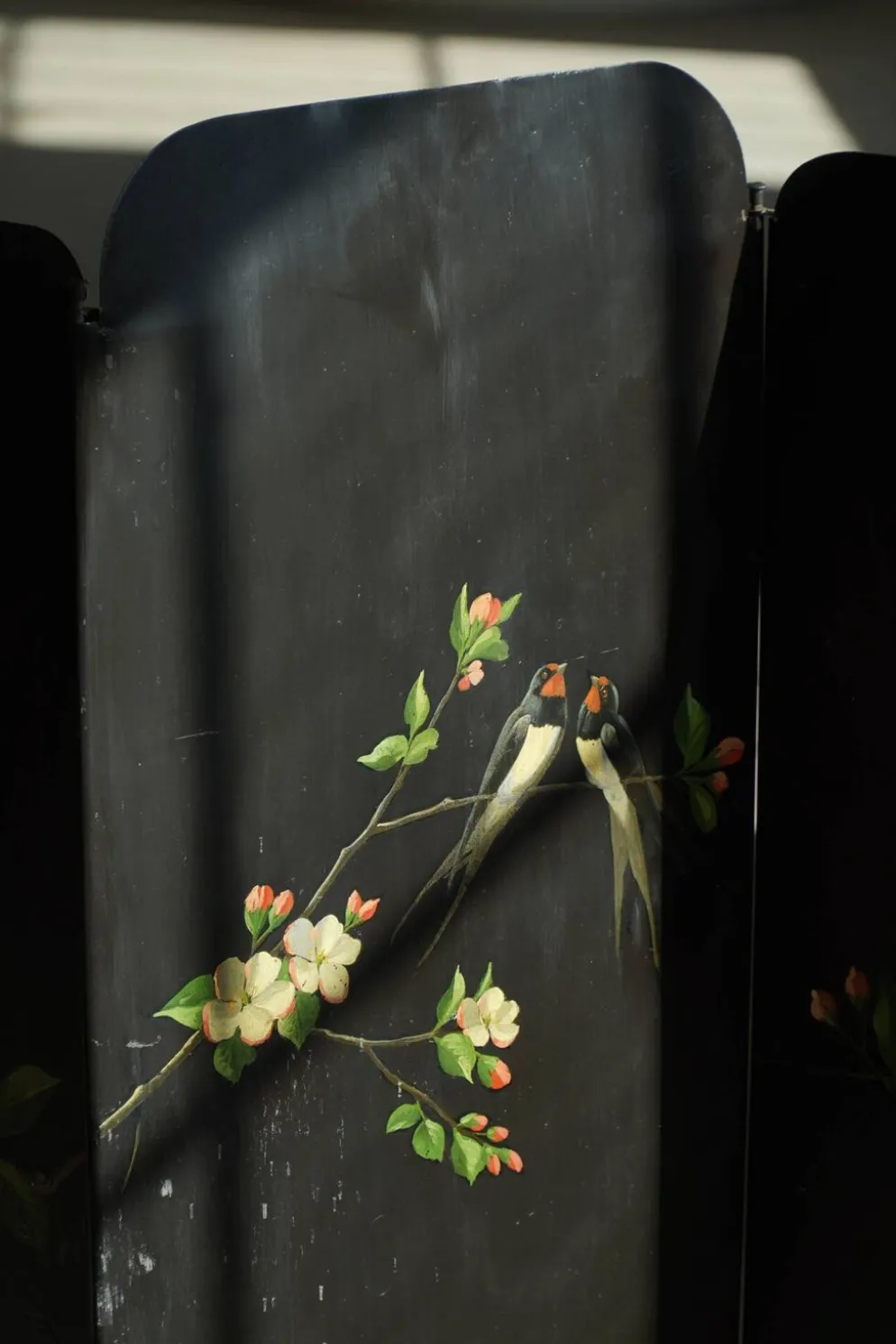 Paravent pliant en fer peint à la main, représentant des oiseaux et des fleurs, milieu du XXe siècle
