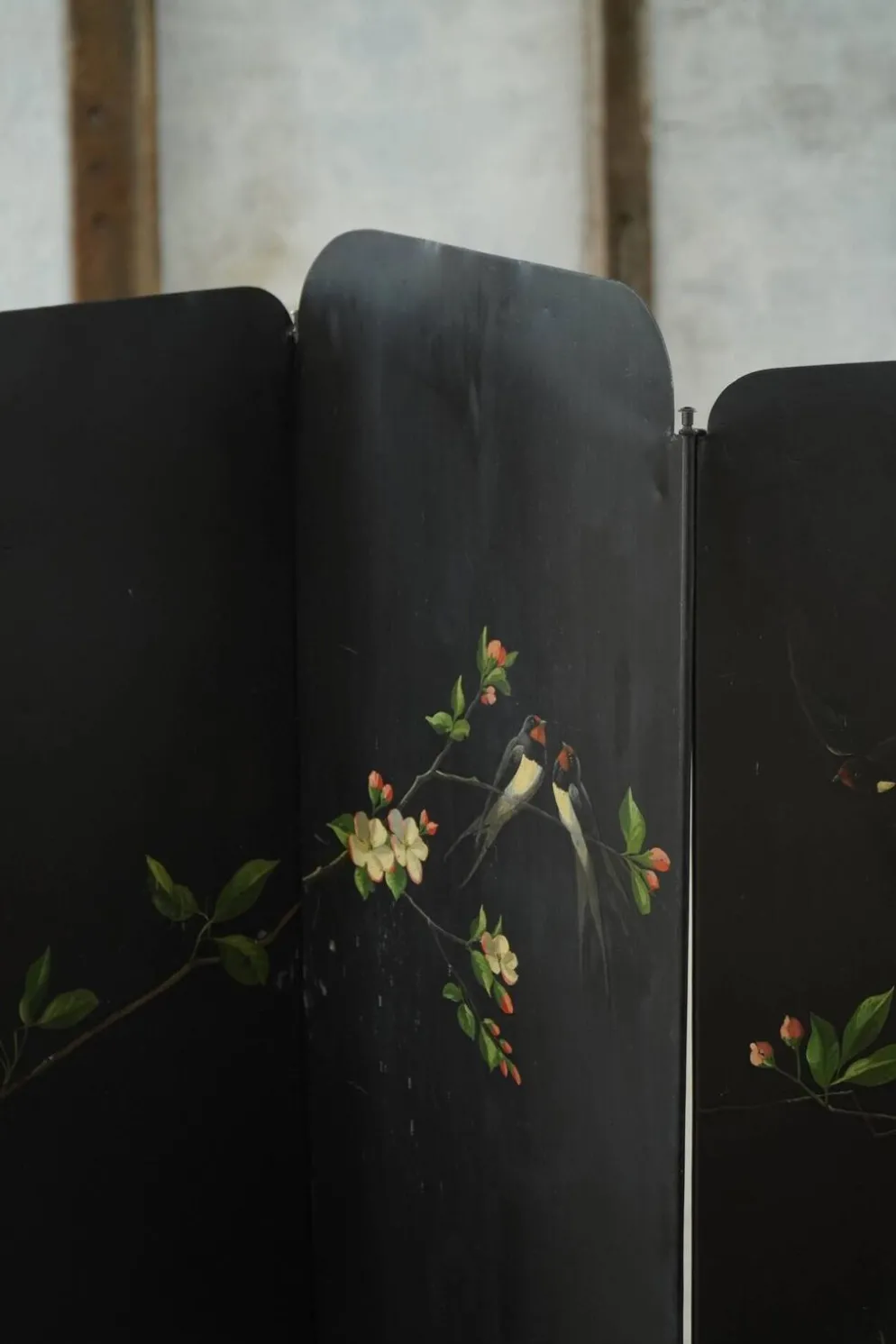 Paravent pliant en fer peint à la main, représentant des oiseaux et des fleurs, milieu du XXe siècle