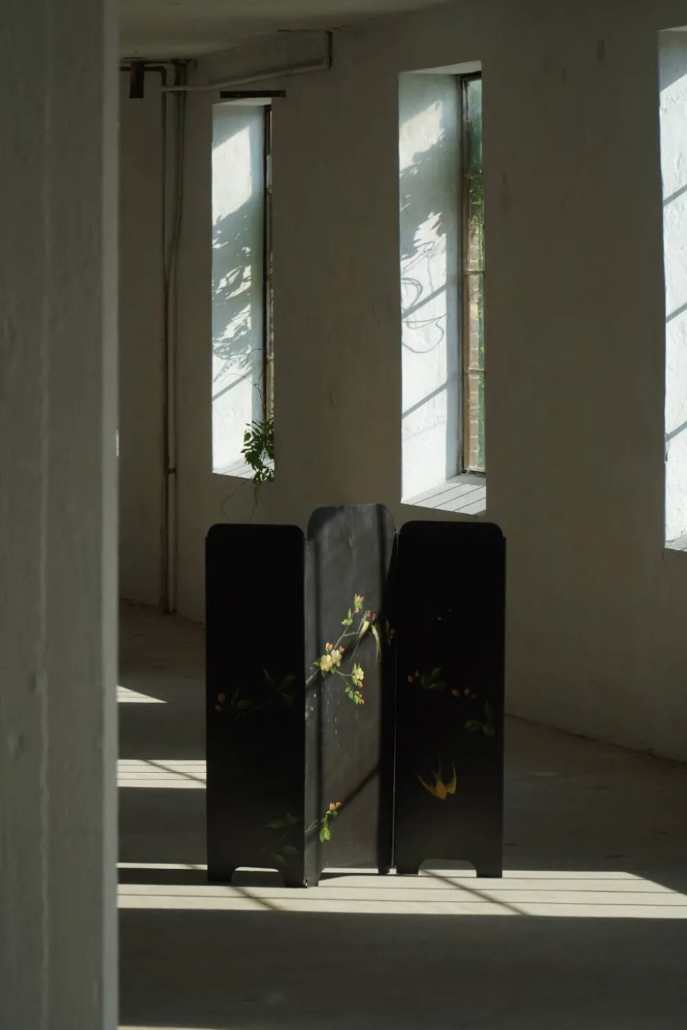 Paravent pliant en fer peint à la main, représentant des oiseaux et des fleurs, milieu du XXe siècle