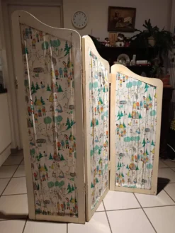 Paravent pour enfant vintage en bois 1950/1960 tissus conte de fées