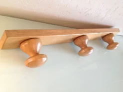 Patere en bois verni à trois tetes style scandinave / vintage années 60-70