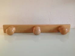 Patere en bois verni à trois tetes style scandinave / vintage années 60-70