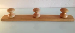 Patere en bois verni à trois tetes style scandinave / vintage années 60-70
