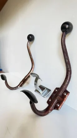 Pateres vintage metal patiné