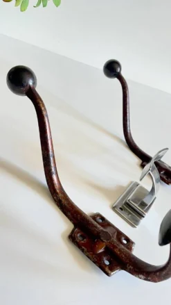 Pateres vintage metal patiné