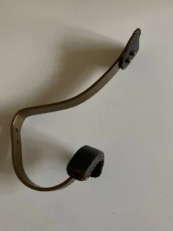 Patère Adnet en bronze et cuir 1950