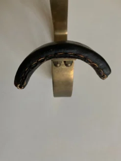 Patère Adnet en bronze et cuir 1950