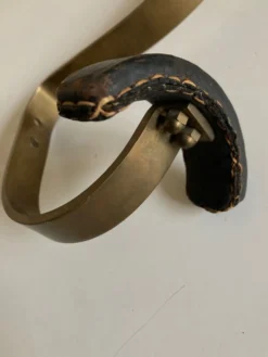 Patère Adnet en bronze et cuir 1950