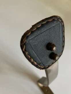 Patère Adnet en bronze et cuir 1950