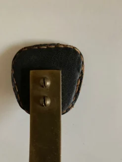 Patère Adnet en bronze et cuir 1950