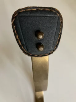 Patère Adnet en bronze et cuir 1950